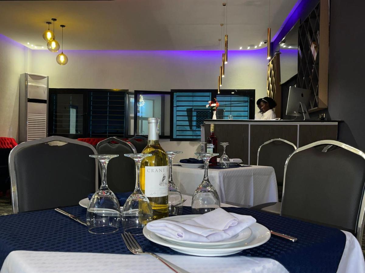 Hotel Vendome دوالا المظهر الخارجي الصورة