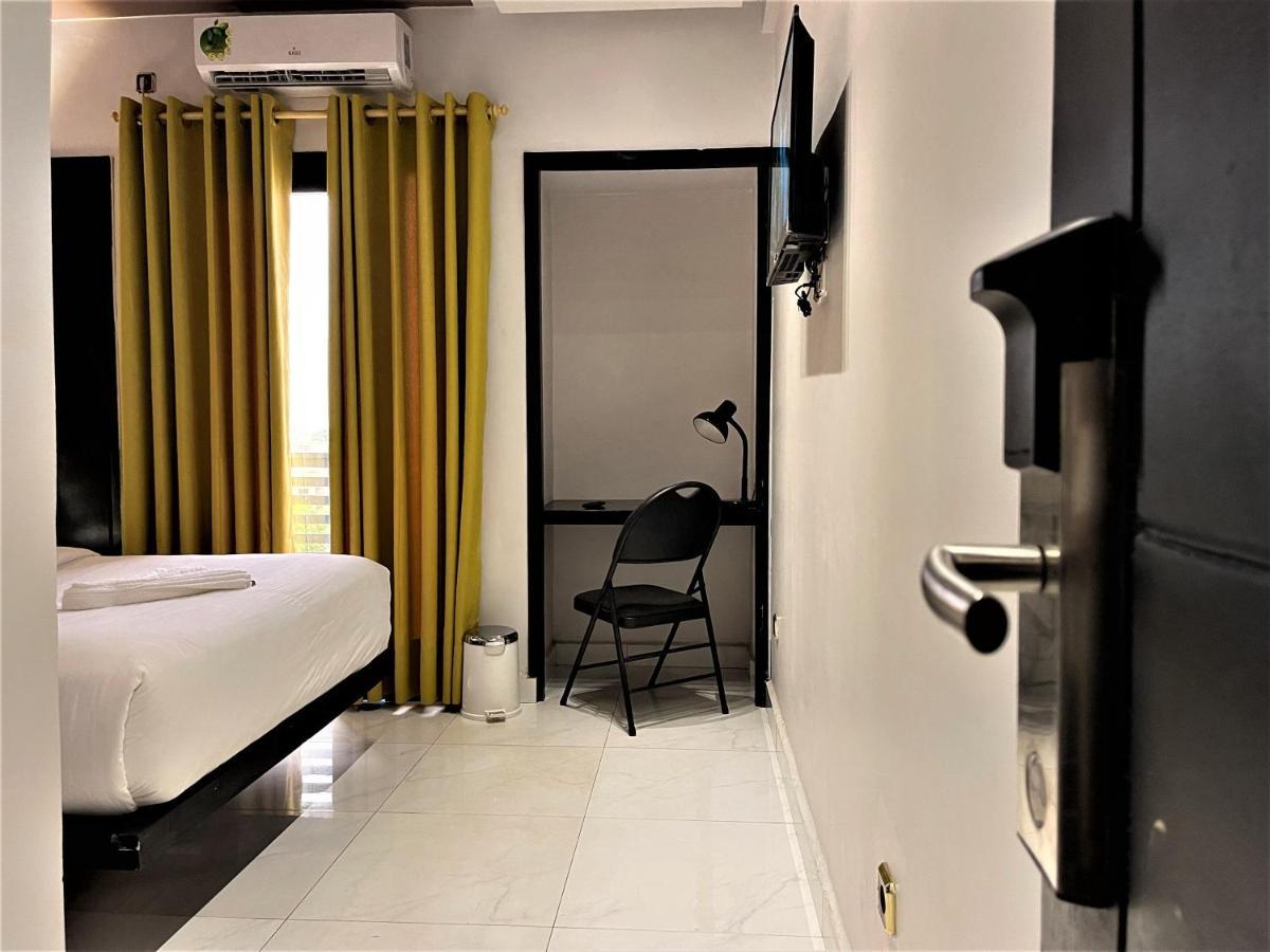 Hotel Vendome دوالا المظهر الخارجي الصورة